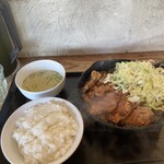 肉食堂 最後にカツ。 - 