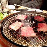 Kiwami Wagyuu Yakiniku Yazawa - 炭火で焼くので、いいお肉がふんわり♪
