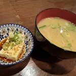 広島風お好み焼　青葉 - 定食の小鉢(冷奴)、味噌汁