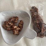 おやつ研究所 - 胡桃キャラメリゼ: さんたーさんが美味しいんだよ、とお土産くださいました。ほんのり苦味、カリッカリ、大人のナッツ♡