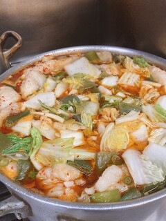 h Shinjuen - 店主特製のテールスープ！大人気メニューでございます。