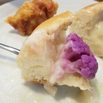 キッチン ブルー グローブ - 次は紫ブロッコリーを乗せます