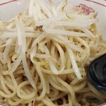 蒙古タンメン中本 - 冷やし五目味噌麺の麺とモヤシ