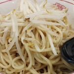 蒙古タンメン中本 - 冷やし五目味噌麺の麺とモヤシ