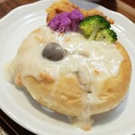 キッチン ブルー グローブ - 反対側から、クラムチャウダーが溢れ出ます