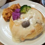 キッチン ブルー グローブ - プレットカップとクラムチャウダーのアップ