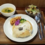 キッチン ブルー グローブ - プレットカップとクラムチャウダー