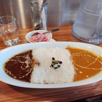 カリーアップ - バターチキンカレーと牛すじカレーのコンボ