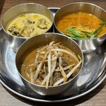 228969704 - 左からキノコのコルマ・とんこつのポークカレー・鶏出汁のチキンカレー