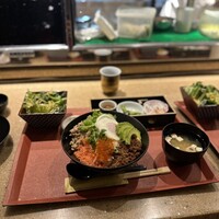 個室和食 肉割烹 吟次郎 品川駅前店 - 海老と牛そぼろの食べ比べ丼