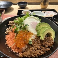 個室和食 肉割烹 吟次郎 品川駅前店 - 海老と牛そぼろの食べ比べ丼