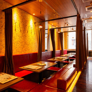 《2階》カーテンで仕切れる最大50名様用の掘りごたつ席を完備