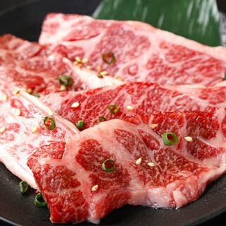 自信的五花肉590日元~!從日本產牛、和牛等10種牛肉中品嘗!!