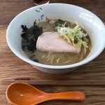 ラーメン イッケン - レギュラーメニューから煮干しのらーめん900円税込。煮干しが心地いい！
