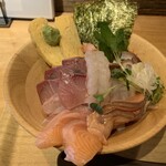 Umikara Sorahe - ７種の海鮮丼定食　近景