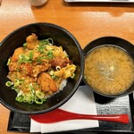 からやま - 親子丼・味噌汁