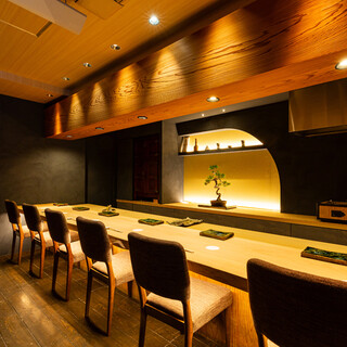 Named after a Sushi restaurant in Osaka, a single board of ginkgo wood is used.