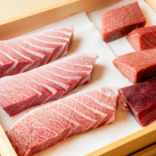 信頼した仲買から選び抜かれた魚を握る