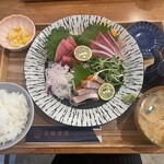 定越食堂 - 三種盛り合わせ定食、全体図2400円