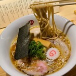 らぁ麺 むろか - 特製中華そば(税込1,480円)
            動物性タレや魚介系タレのエッセンスを含む複雑な出汁系スープだが足し算し過ぎで曖昧
            麺は小麦粉(北海道産茜星)と全粒粉をブレンドした軟らかい自家製平打ち中細ストレート麺