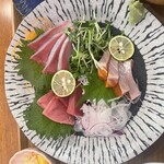 定越食堂 - 本まぐろ、ぶり、ノルウェー産サーモンの盛り合わせ