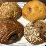 ダヴィッド パン - パンオショコラ左下、マロンのパン右下、マスタードのパン左上、ホワイトチョコのパン右上