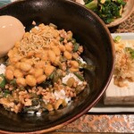 タイニーカフェ - 納豆丼煮卵付き、冷奴
