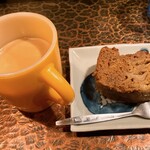 タイニーカフェ - ホットチャイ、バナナケーキ