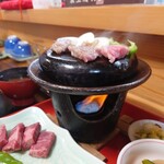 Darumaya - 石焼きのプレートを下から固形燃料で加熱して
                      自分自身で焼いていく
                      
                      自分好みな焼き加減に出来るとの
                      調理も楽しめるのが良いよねえ♪