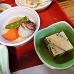 だるまや - ◯豆腐
ほうれん草が入っている自家製卵豆腐だった
出汁の効いてる薄味な醤油感もあって美味しい

◯里芋の煮物
薄味気味な出汁醤油で煮られていて
味わいが染み染みで美味しい