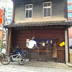 みやけうどん - お店、外観。大正時代に建てられたとか・・・。渋い。