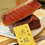 Sushi Ryuuma - ドライエージング中のマグロ。中心部位で数貫取れるだけの歩留まりの悪さですが、ご常連さまのリクエストで仕込まれているそう。従いラッコ達は、見てるだけぇ〜\(//∇//)\