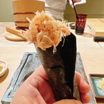 Sushi Ryuuma - 中にはマグロの脳天の炙りが潜みます。トッピングは香箱のほぐし身