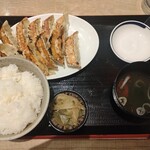 Gyouza hannbaijo yokohama minami saiwai ichigorou - L餃子定食（吾郎）。