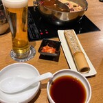 薬膳火鍋 ぺけまる - ビールとお通し（前菜？）と鶏つくね