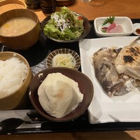 魚感うえさき - 焼魚定食(鯛の頭)