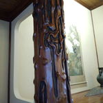 おちあいろう - 日本では採れない紫壇の大木を柱に