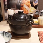 Tonkatsu Kagurazaka Sakura - 土鍋で提供