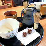 Kyouto Gyoen Higaki Saryou - 二人とも体験型お抹茶セットを注文しました。