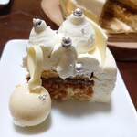 Patisserie Touchez du bois - ノエル アロマティゼ 5,832円✨ベースはマスカルポーネのチーズケーキ。そこにローズゼラニウムやレモングラスのハーブ✨ナッツやフィアンティーヌの食感も！