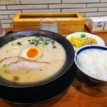 Ramen Kaisui - とんこつラーメン880円 ギョーザ400円 ライスと漬物はセルフで無料