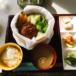 Kissa gozem bochi bochi - 季節のお野菜のセイロ蒸しと土鍋で炊いたご飯をベースにママご自慢の手ごねハンバーグのランチです！