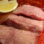 神戸焼肉かんてき - 切りたての美しいことっ。歯がすっと入る柔らかさ