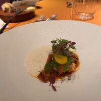 モノリス - オマールブルーとジロール茸のフリカッセ　カレー風味のカリフラワースープと共に