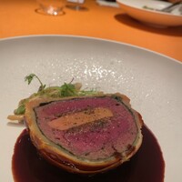 モノリス - エゾ鹿とフォアグラ、トリュフのパイ包み焼き　ソースポワ・ヴラード