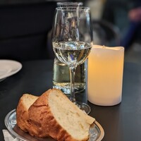 パリアッチョ 丸の内仲通り店 - 無駄にチャージのフォカッチャをポートレートで撮る