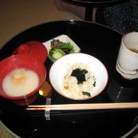 露庵 菊乃井 木屋町店 - 強肴，御飯（お釜で炊いたウニ御飯を目の前でよそって頂きました）