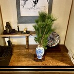 川庄 - 店内②（床の間）。大将が活けてるらしいです…