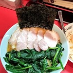 横浜家系ラーメン 黄金家 - チャーシューメン、生ほうれん草