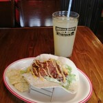 EAST WOOD - プルドポークタコス　¥490(税込)　&パイナップルジュース